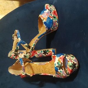 Gianni Bini flower print platform sz 8